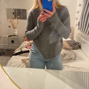 Stickad tröja - Lite tunnare grå stickad tröja