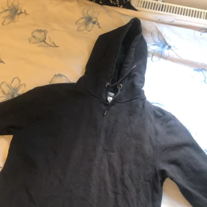 Svart hoodie - Skriv för mer info 