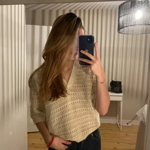 Stickad t shirt  - Skit snygg stickad t shirt från Vila som aldrig kommit till användning och har prislappen kvar. Originalpris 450. Mitt pris 300 + frakt 