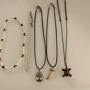 halsband  - de två första är från spanien, resten är från marocko. dom ser rostiga ut på bilden men det är bara reflektionen, kan skicka fler bilder om någon är intresserad! ❤️‍🔥❤️‍🔥 (20kr styck)