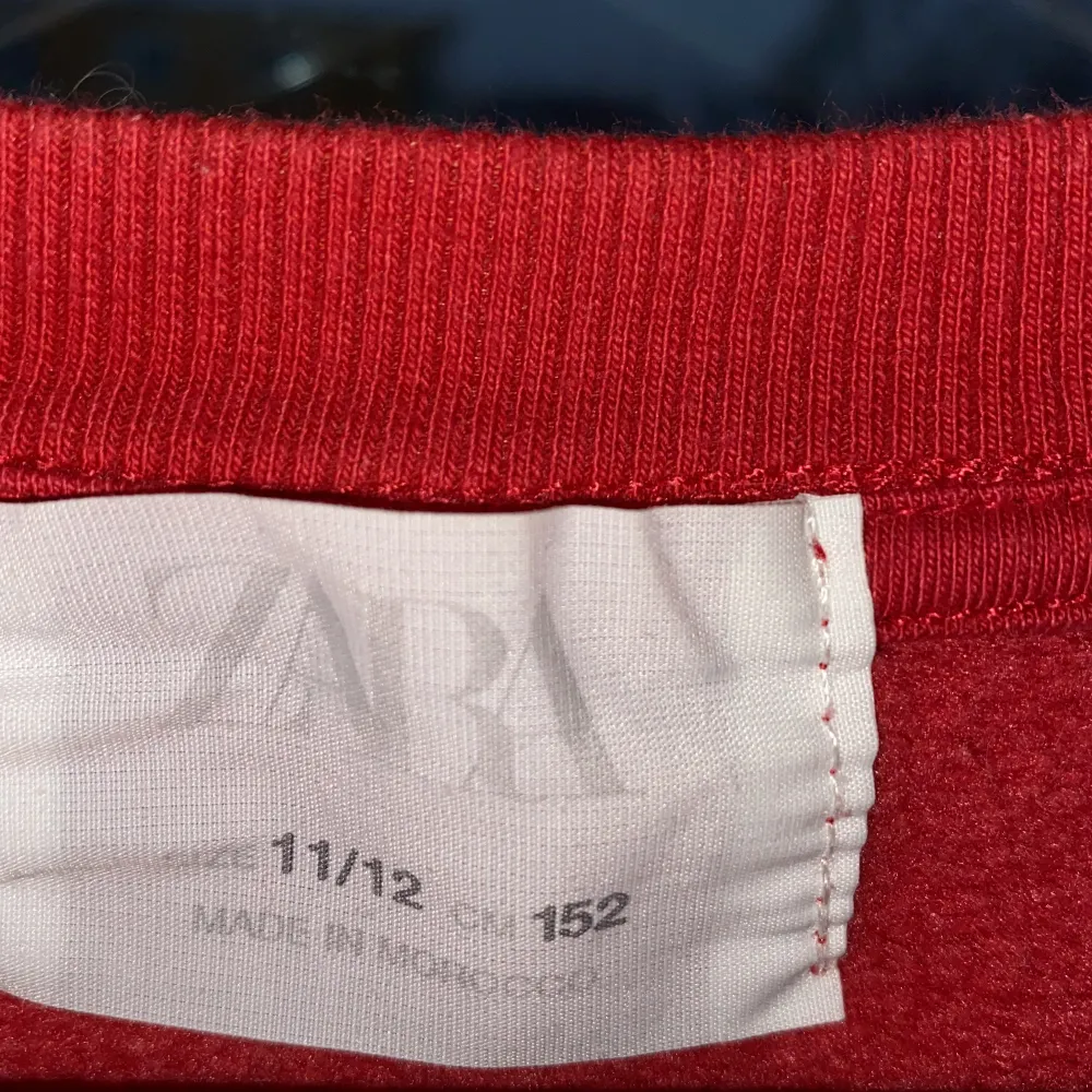 Säljer en röd zara tröja med tryck storlek 152 men passar en Xs 💕 köpare står för frakt 📦 . Tröjor & Koftor.