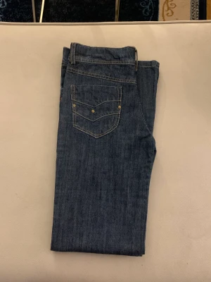 jeans - jeans i bra skick som ja aldrig har använt, köpte här på plick men ja säljer dom eftersom att de inte passade mig ❤️‍🩹 gylfen är lite trög som man ser på sista bilden men det funkar fortfarande bra 