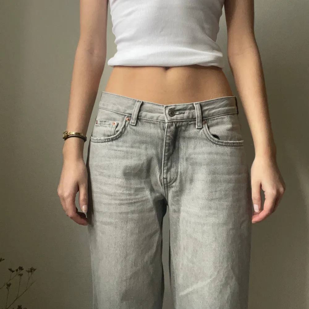 Gråa lågmidjade jeans från Gina tricot i storlek 36. Jag är 170cm. Midjemått:82 cm Stussmått:95cm Grenlängd:77cm . Jeans & Byxor.