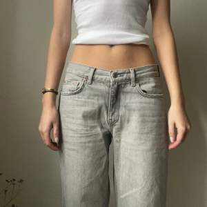 Gråa lågmidjade jeans från Gina tricot i storlek 36. Jag är 170cm. Midjemått:82 cm Stussmått:95cm Grenlängd:77cm 