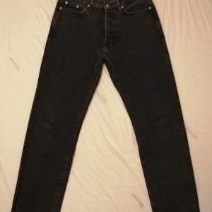 Svarta straight/ regular fit jeans i storlek 28 waist/ 32 length. Skick 9/10 inte använda jätte mycket. Pris kan diskuteras