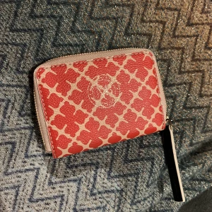 Plånbok - Superfin helt oanvänd plånbok från Malene Birger i en orange vit färg. Nypris: 799kr