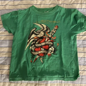 Ed hardy baby tee - Grön ed hardy baby tee, sorry för dålig kvalite på sista 