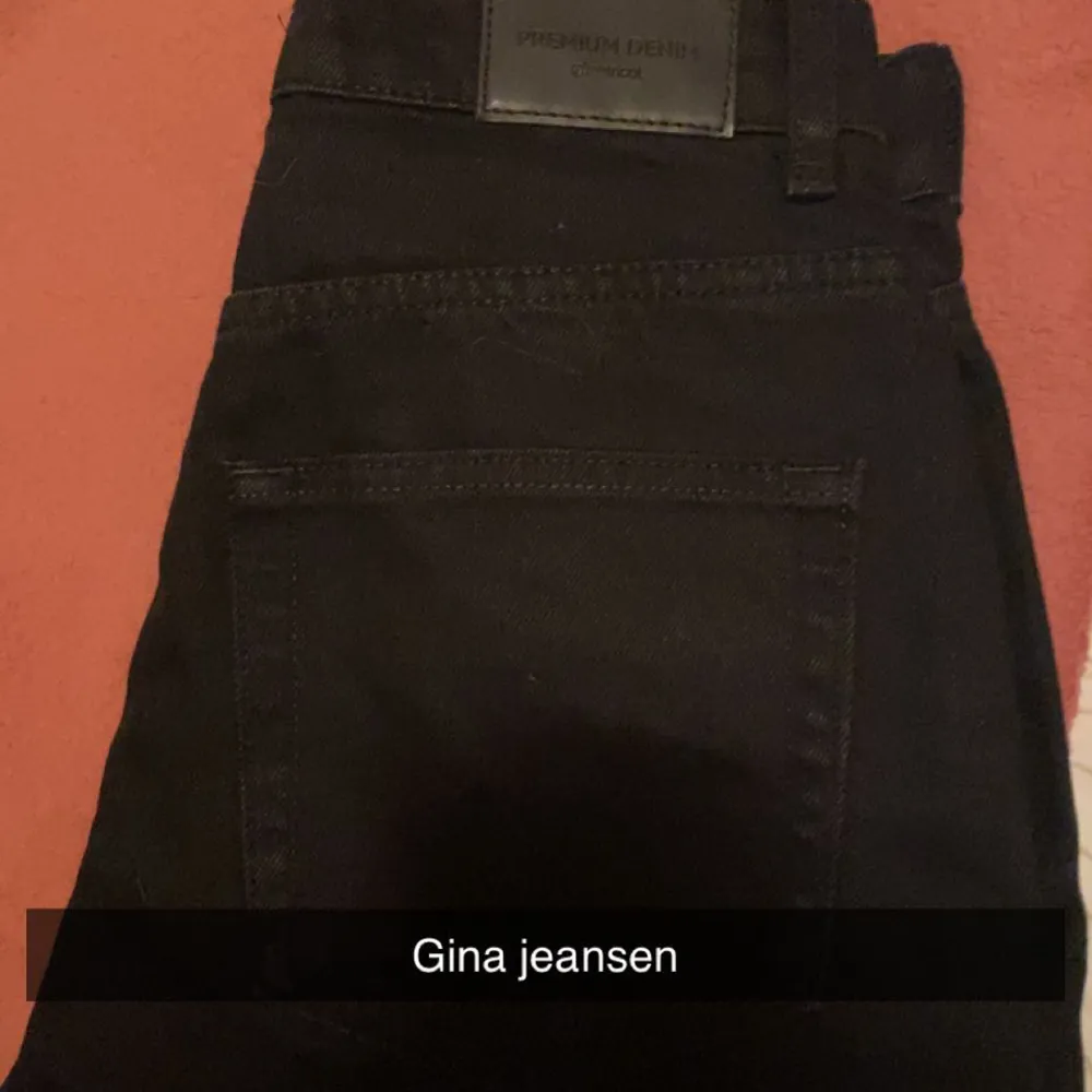 Helt nya jeans aldrig använda för glömde skicka tillbaka i tid. Svarta, st 36 o modellen e helt raka från gina tricot. Jeans & Byxor.