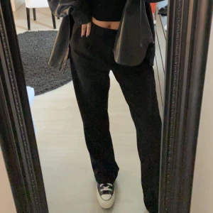 LXA kostymbyxor  - Säljer nu mina fina LXA kostymbyxor eftersom dem inte kommer till användning. Köpta i mars 2022, används sparsamt o jättefint skick!! Köparen står för frakten❤️‍🔥 