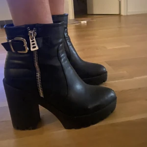 Svarta högklackade skor - Säljer mina älskade klackar då jag har flera liknande. Jag har storlek 39 och de passar mig perfekt.
