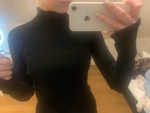 Svart tröja - Kabelstickad tröja med långa armar från hm.