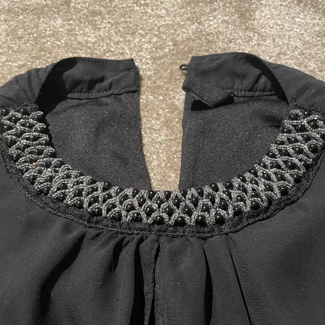 Fin svart blus med detalj - 90