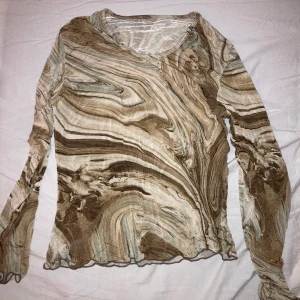 Mesh tröja - Skön och snygg tröja i mesh, beige vit och kamouflagegrön. Väldigt snygg typ under en t-shirt.