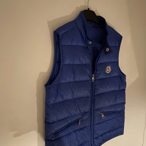 Moncler gui  - Säljer nu min moncler gui då den är för liten den är storlek 14y skulle säga att den passar nån som är upp till 170cm! 