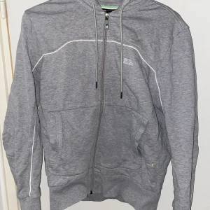 Hugo boss hoodie - Fräsch hoodie av Hugo boss. Överdelen till en tracksuit. Bra skick, i storlek M/S. Har även byxorna till den.  
