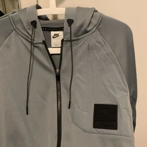 nike dress - fett fin nike dress, min brorsas gamla som inte används och är i ny skick. Inga defekter, stl S på byxorna och kofta 