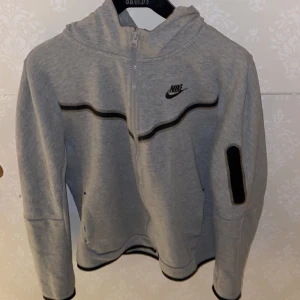 Nike tech fleece - Säljer min Nike tech fleece pga jag vuxit ut den. Köpte den i sommras för 1300 på Nike. Väldigt bra skick. 