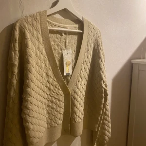 Superfin kofta från ONLY 🐚 - Helt oanvänd & lappen sitter kvar💜💓 väldigt fint skick, så fint mönster och fin färg men säljer den eftersom den tyvärr inte kommer till användning här💓 köpte den för 449kr men säljer den nu för 250kr😇 frakt tillkommer!