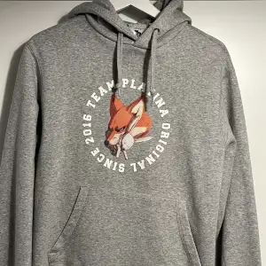 Säljer min Limited edition team platina Hoodie som är för liten för mig. Skick 10/10. Skriv för mer info,bilder. 