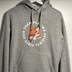 Team platina Hoodie  - Säljer min Limited edition team platina Hoodie som är för liten för mig. Skick 10/10. Skriv för mer info,bilder. 