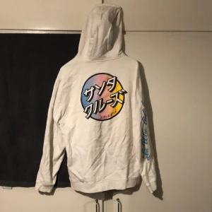 Santa Cruz hoodie - Fin Santa Cruz hoodie i storlek M. Felfri utom liten fläck på fickan. Köpt på Carlings för 700kr. Säljes då den inte passar mig längre. 