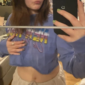 ”new kids on the block” - snygg långärmad magtröja med en färg av mjuk lila 