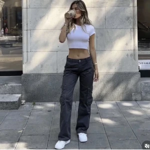 Gina tricot cargo jeans - Populära cargo jeans från gina tricot i storlek 34. Supersnygga men kommer aldrig till användning. I nyskick då de aldrig använts tyvärr endast testade. (första bilden är lånad de andra är mina)