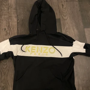 Kenzo hoodie  - Säljer nu min kenzo hoodie då den inte kommer till någon användning. Mycket bra skick då den knappt är använd. Storlek XS. Köparen står för frakten!