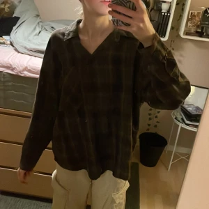 Rutig skjorta - En fin rutig skjorta från h&m💕Samfraktar gärna och fråga gärna om fler bilder💕 Frakten är 51, så total pris är 126kr💕Tryck inte på köp nu tack🔥Betala med swicha🔥
