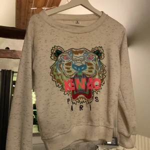 Kenzo tjocktröja - En kenzotröja väl använd men är ändå i fint skick. 