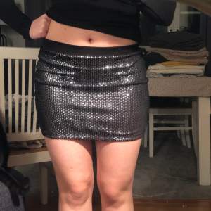 Glittrig kjol perfekt till nyår! 😍storlek S men den är väldigt stretchig och formar sig efter kroppen så passar allt från XS-M