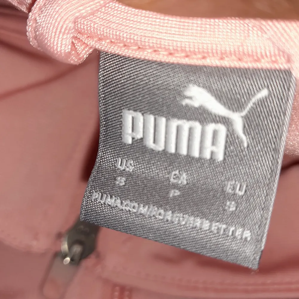 En rosa puma kofta storlek S säljer för 120 kr men köpte den för 300-400 kr . Tröjor & Koftor.