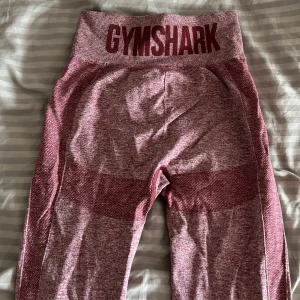 Gymshark tights - Gymshark highwaisted flex i xs!💕 endast provade då jag ej hunnit använda de!🥰 inga defekter 😊 nypris runt 400-500 kr!