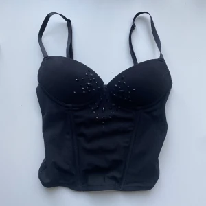 Korsett topp  - Korsett topp köpt på plick. Skitsnygg till fest. Fraktar eller möts upp i tc 💘