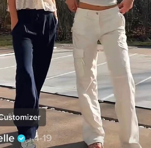 Zara vita cargo pants - Säljer mina snygga cargo byxor från zara! Säljes då de var för långa och jag köpte ett par i mindre storlek. Endast prövade. Midja: 88cm Innerbensmått: 80-81cm 