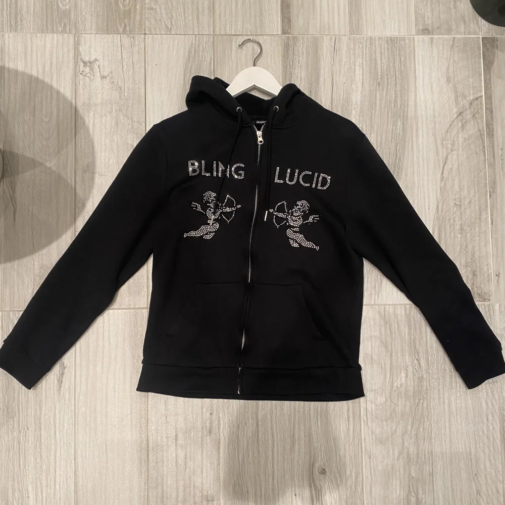 Säljer min oanvända bling Lucid zip hoodie, jag säljer den då det var fel storlek! . Tröjor & Koftor.