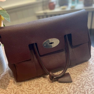 Mulberry Bayswater  - Gorgeous handbag from Mulberry. Pretty much unused. Gold details. 