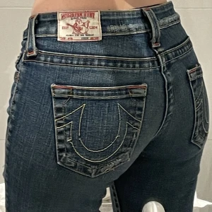 True Religion Jeans  - MIDJEMÅTT :76   Är 162cm och dom passar mig.  Passar nog även några cm längre.    Står storlek 28 i jeansen men skulle säga att det är en 25/26. 