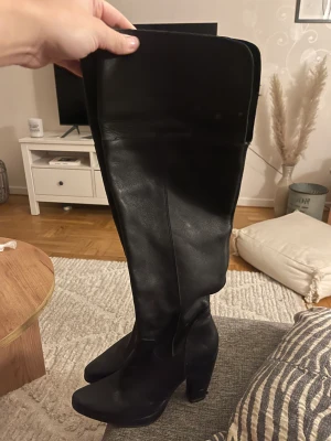 Stövlar  - Ett par snygga lår höga stövlar Ena klacken är av och små skavanker. Säljes pga av för små. 