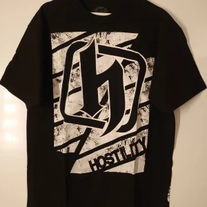 Hostility Tshirt  - Svart Tshirt 100% bomull 