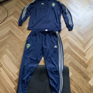 Adidas set Sverige  - Sverige adidasset i storlek L. Använt men fräscht.