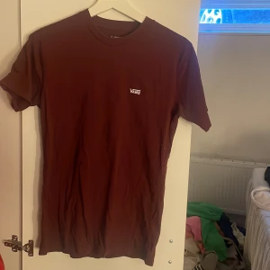 Vans t-shirt  - Vinröd Vans t-shirt i stl S, helt ny, köpt för 400kr säljer för 100