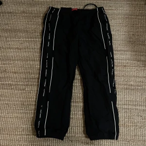 Supreme trackpants  - Inte använt mer än 5-6 gånger så nästan nya!