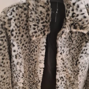 Pälsjacka - Säljer min pälsjacka eftersom den inte kommer till användning, 199kr storlek 38