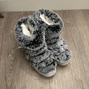 pälsskor  - så gosiga skor i päls! liknar den populära från hm och inuikii. superbra skick, knappt använda då jag har liknande som jag använder mer❤️‍🩹