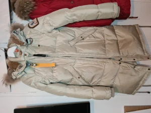 Parajumper Longbear - parajumper Longbear i färgen sand.  Storlek M. Med päls inuti luvan, svårt att få tag på då parajumper knappt säljer jackor med päls längre. Kan skicka fler bilder om så önskas