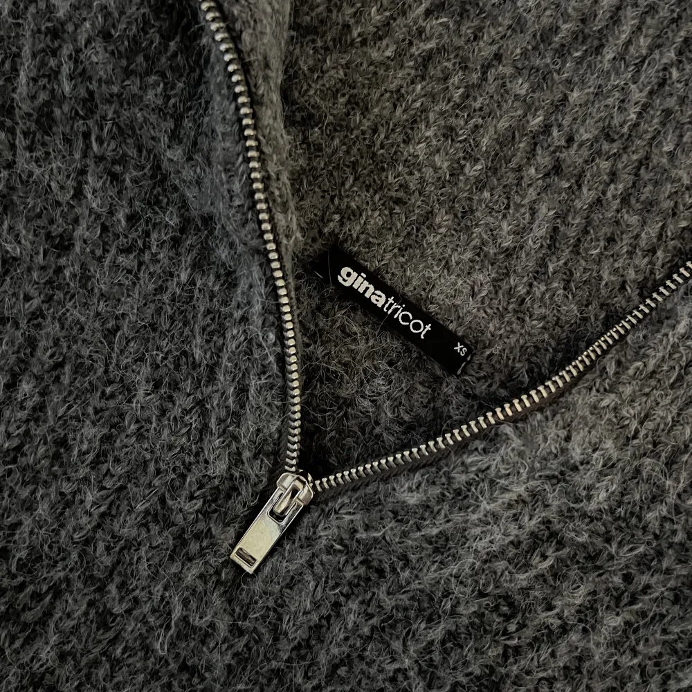 En så varm och gosig tröjan perfekt till vintern. Använd ungefär 5 gånger så ser ut som ny!🥰köpt för 400. Stickat.