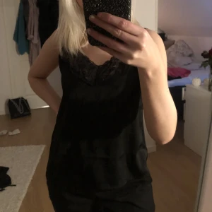 Linne nakd  - Fint linne i satin med spets högst upp🤍