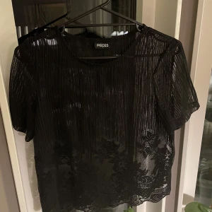 Topp Pieces  - Oanvänd skitsnygg festtopp 🖤