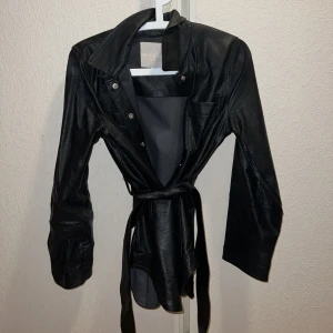 Skinnjacka som går att knyta - Svart skinnjacka köpt från PIECES i storlek XS. Nypris 549 kr säljer för 100 kr.  Betalning sker via Swish!